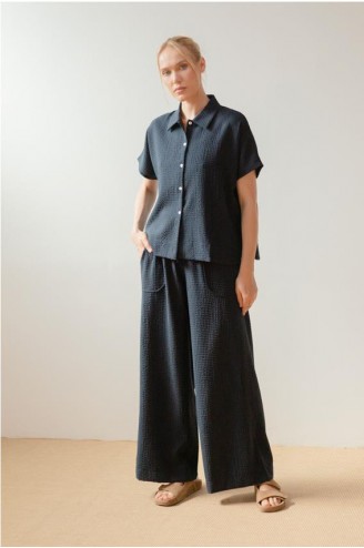 Pantalon fluido texturizado...