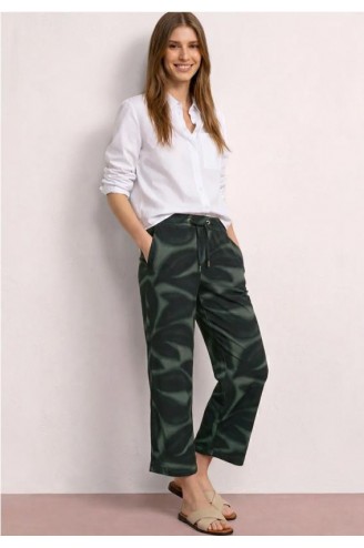 Pantalon estampado hojas...